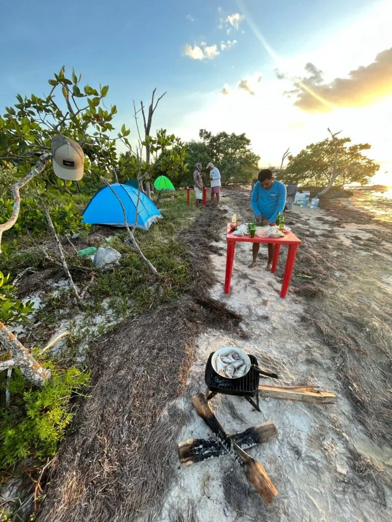 Campamento con tiendas frente al atardecer dentro de la Reserva de la Biosfera Ría Lagartos.