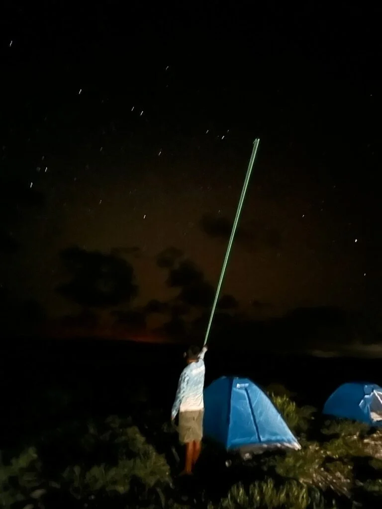Observación de estrellas junto a las tiendas en una noche de campamento en Ría Lagartos.