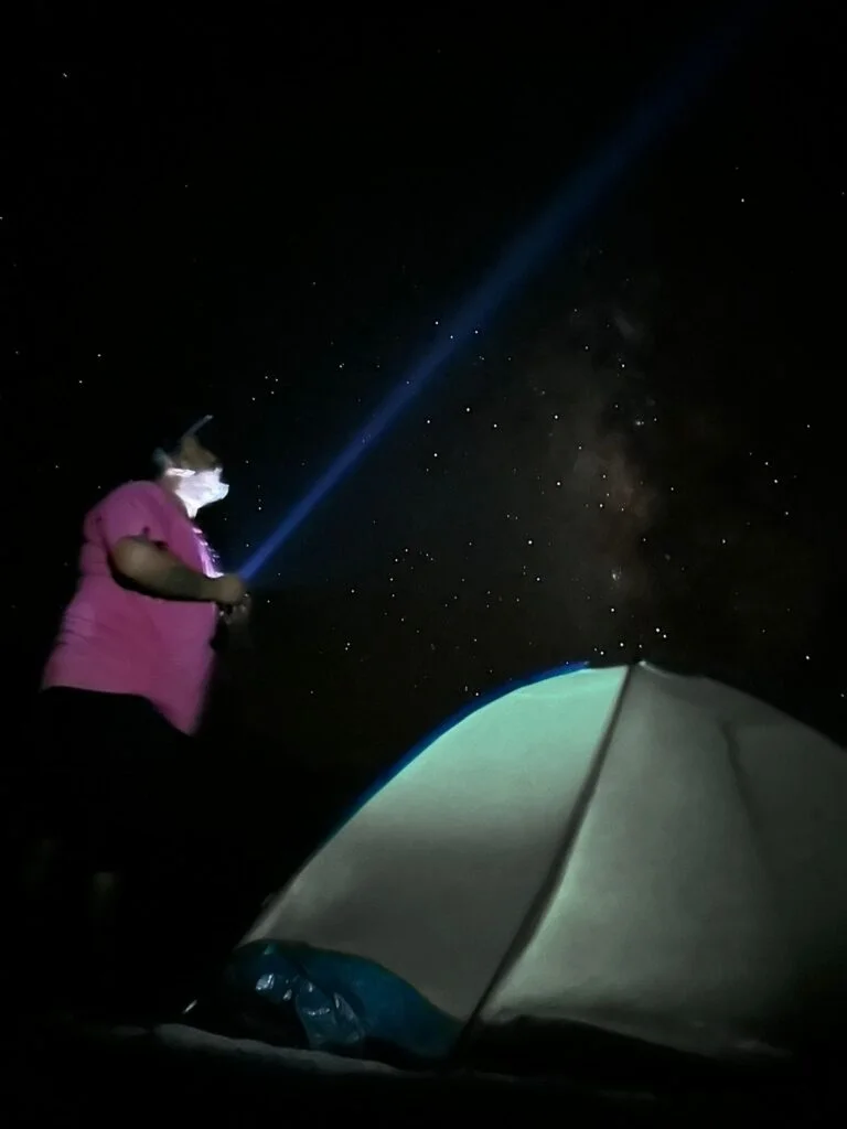 Cielo estrellado y Vía Láctea sobre una tienda durante una noche de camping en Ría Lagartos.